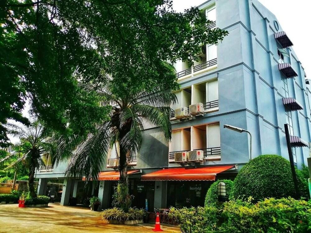 Beerapan Hotel Bangkok Extérieur photo